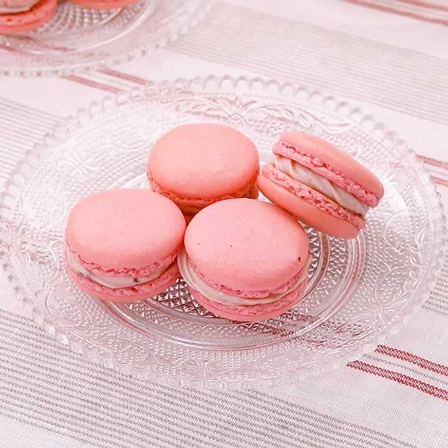 ピンクマカロンを持ったねずみ